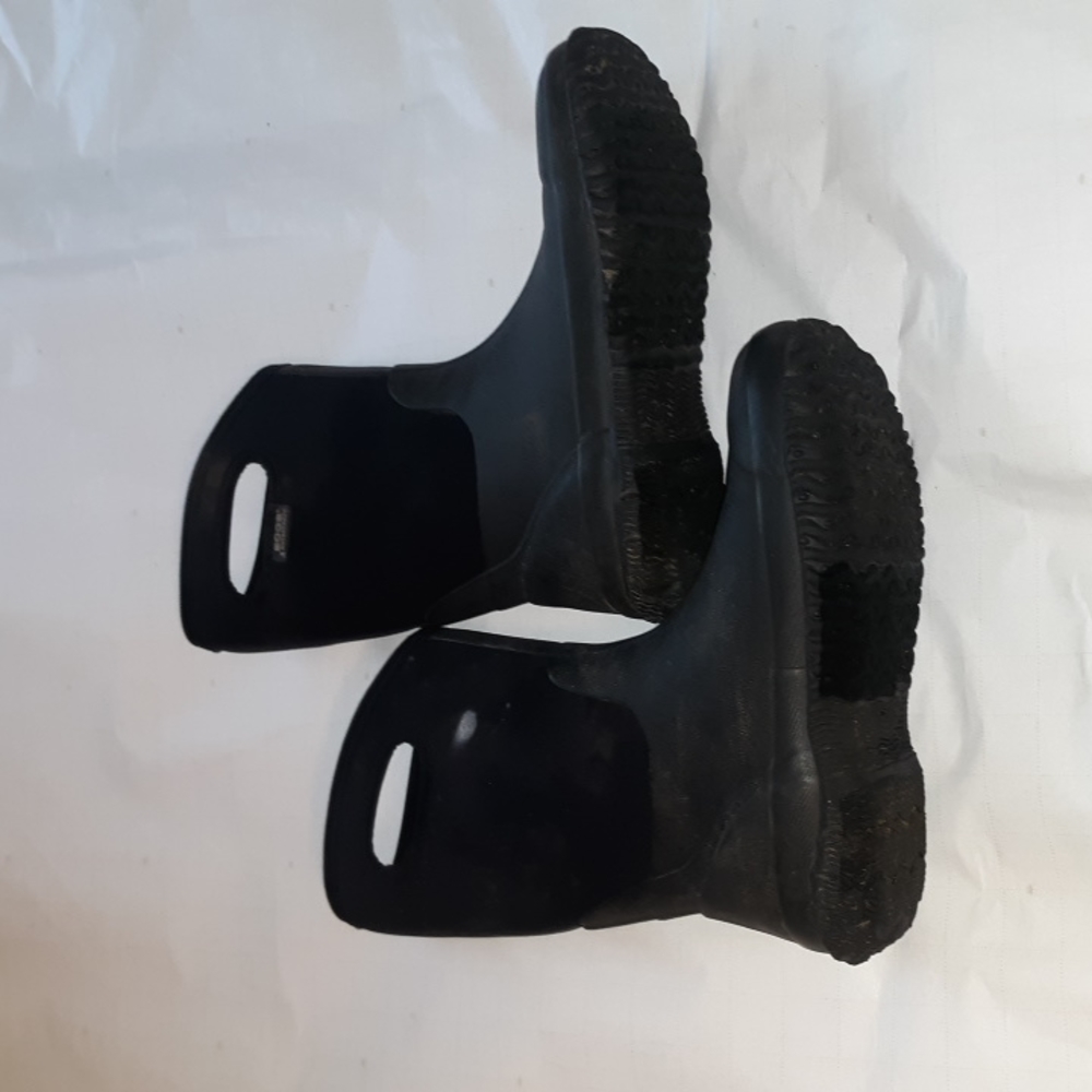 Youth bog boots size 7y